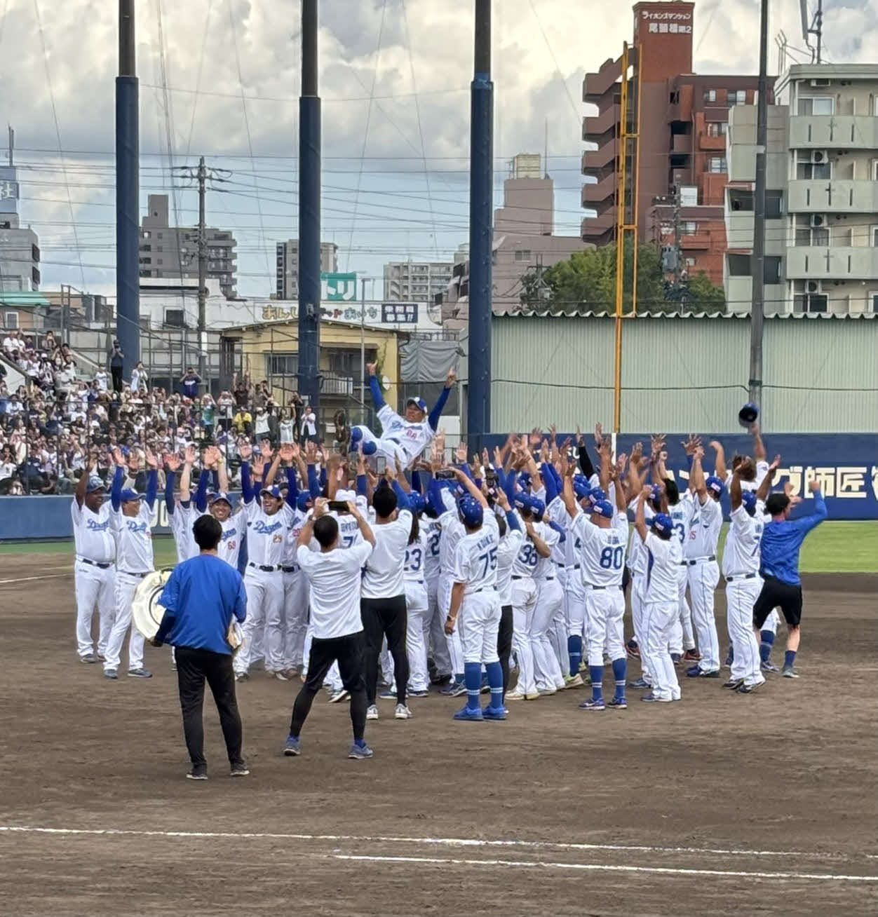 ウエスタン・リーグ優勝を決め、ナインから胴上げの祝福を受ける中日落合英二2軍監督
