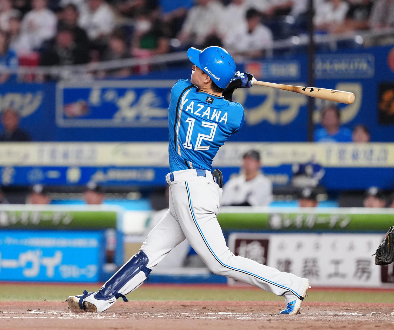 ロッテ対日本ハム　4回表日本ハム1死一、三塁、右犠飛を放つ矢沢（撮影・鈴木みどり）