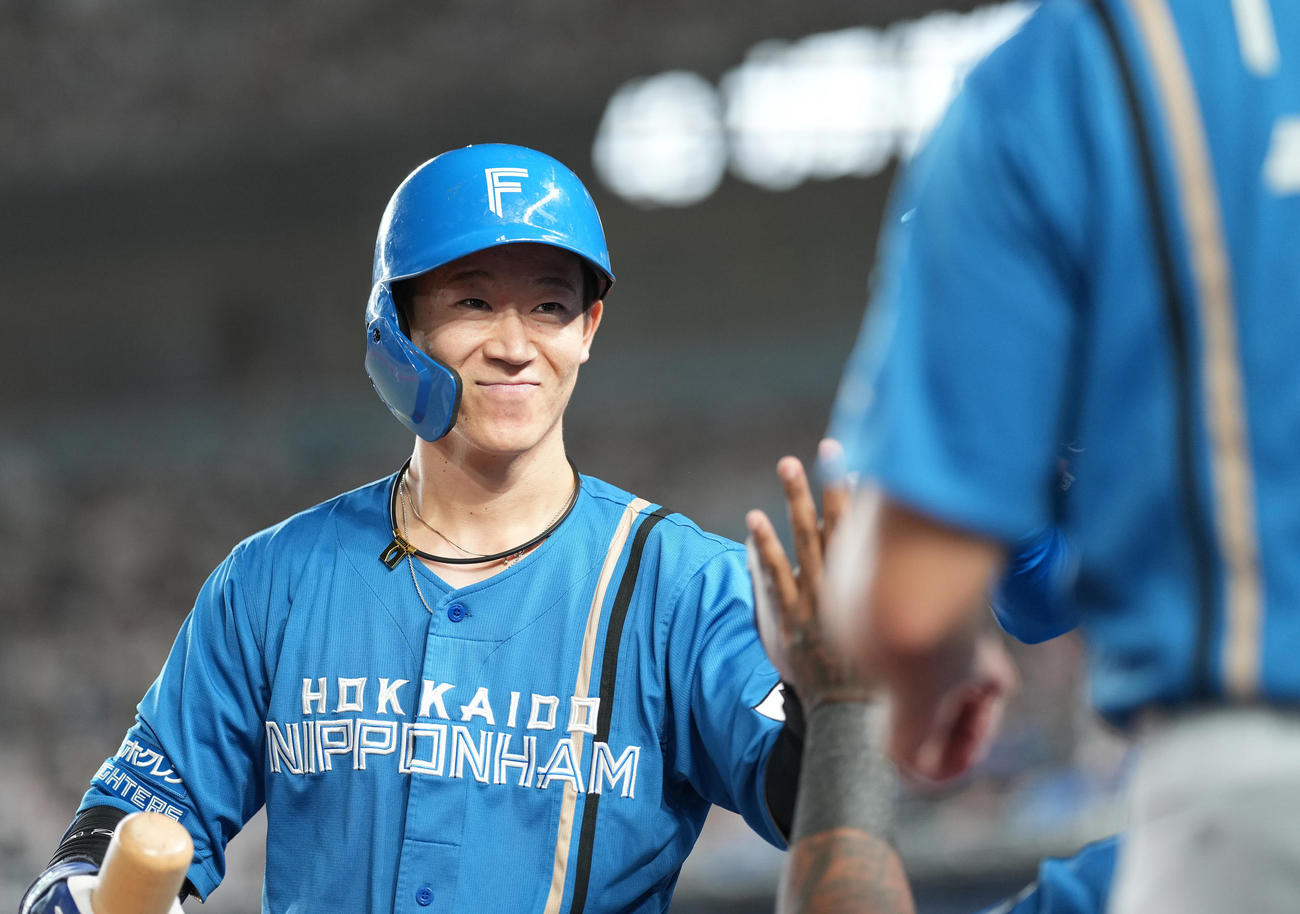 ロッテ対日本ハム　4回表日本ハム1死一、三塁、右犠飛を放った矢沢はベンチ前でナインとハイタッチ（撮影・鈴木みどり）
