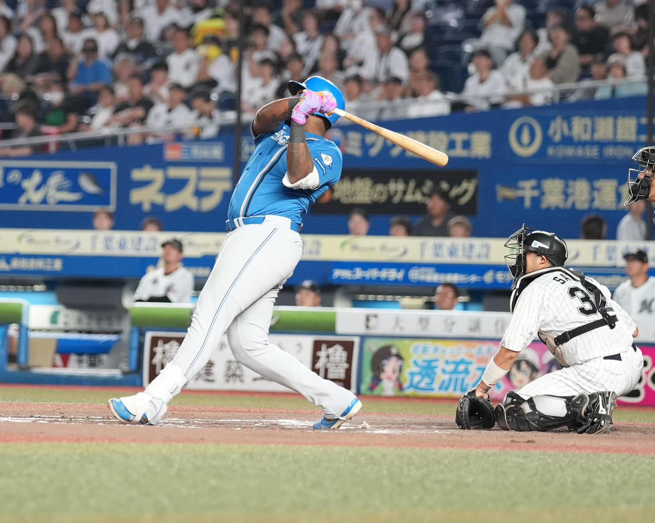 ロッテ対日本ハム　7回表日本ハム1死一、三塁、右犠飛を放つレイエス（撮影・鈴木みどり）