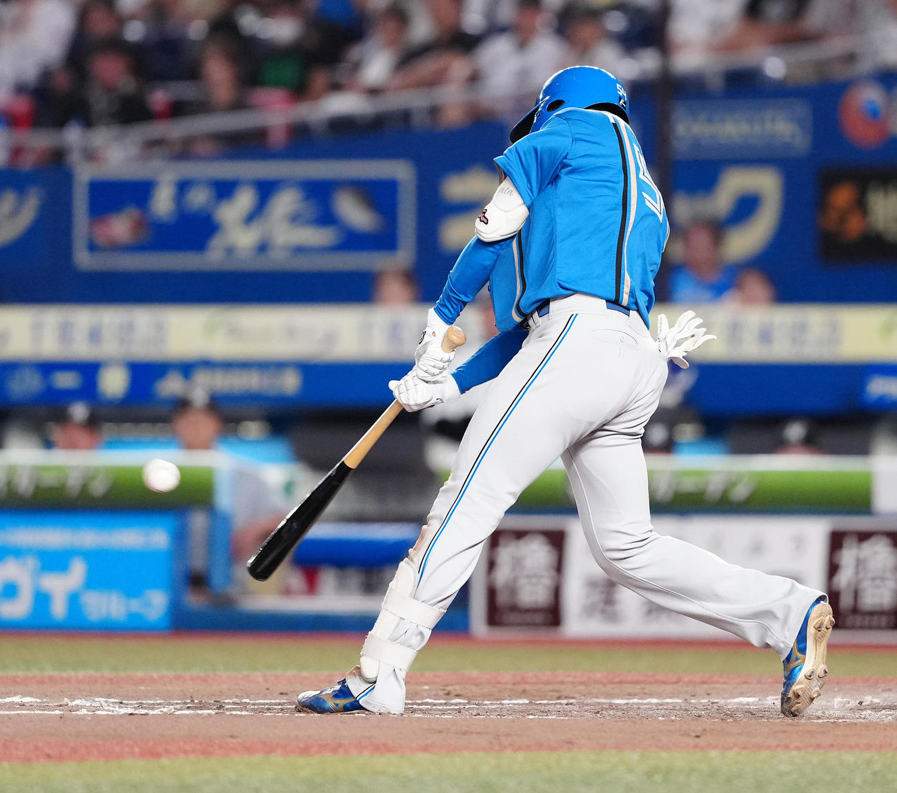 ロッテ対日本ハム　8回表日本ハム無死一、三塁、左犠飛を放つ山県（撮影・鈴木みどり）