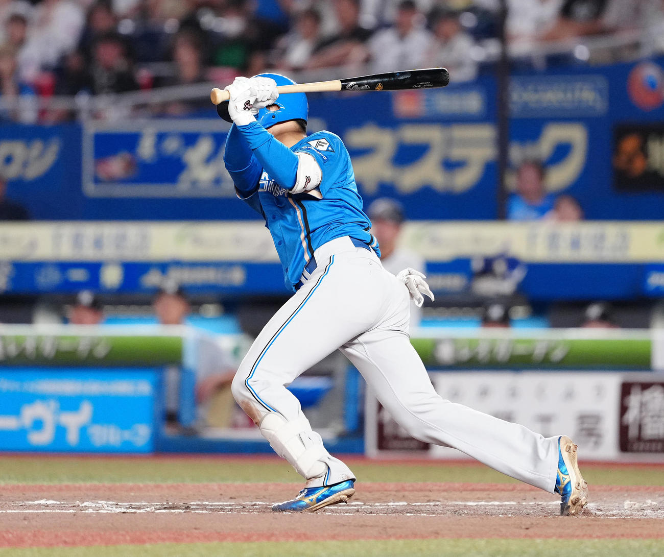 ロッテ対日本ハム　8回表日本ハム無死一、三塁、左犠飛を放つ山県（撮影・鈴木みどり）