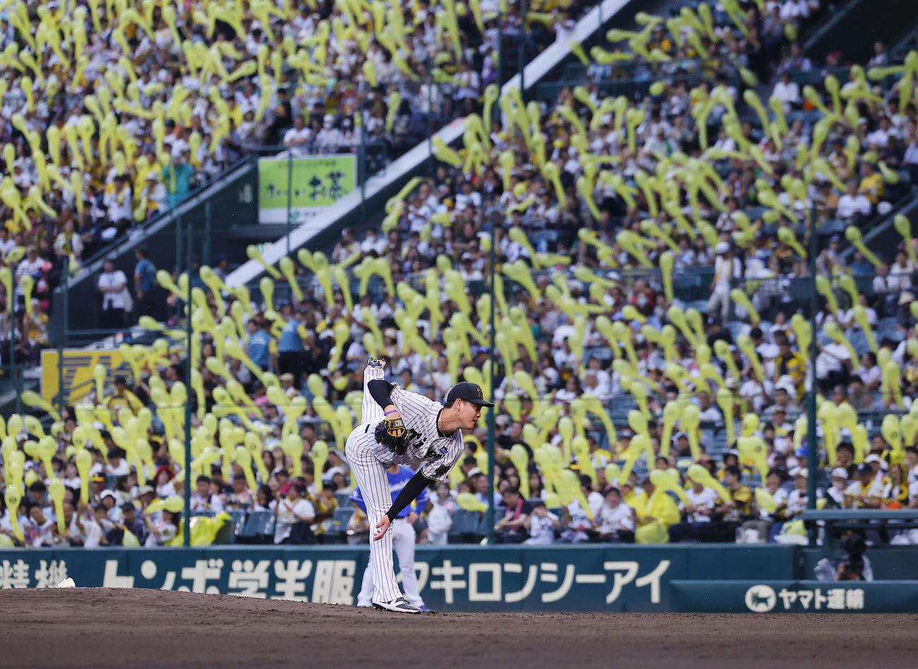 阪神対中日　7回、2番手で登板した阪神及川（撮影・藤尾明華）