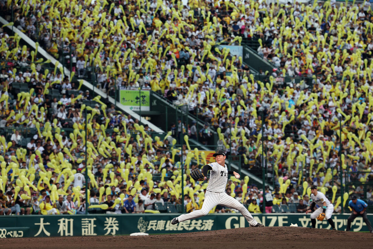 阪神対中日　7回表、ジェット風船を背に力投する阪神及川（撮影・前田充）