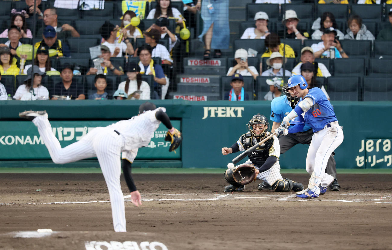 阪神対中日　7回表中日無死、三振に倒れる山本。投手及川（撮影・加藤哉）