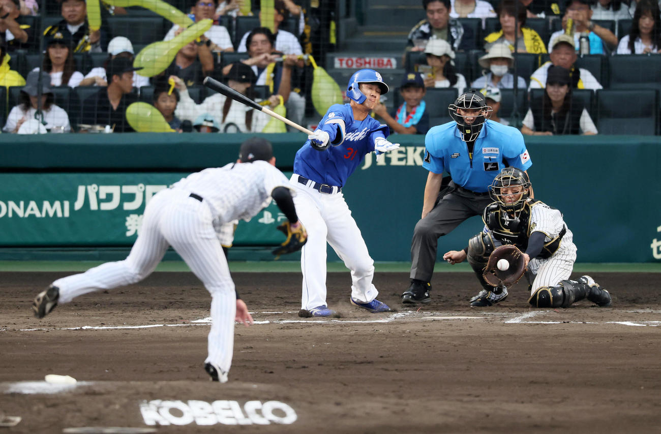 阪神対中日　7回表中日1死、三振に倒れる森駿。投手及川（撮影・加藤哉）