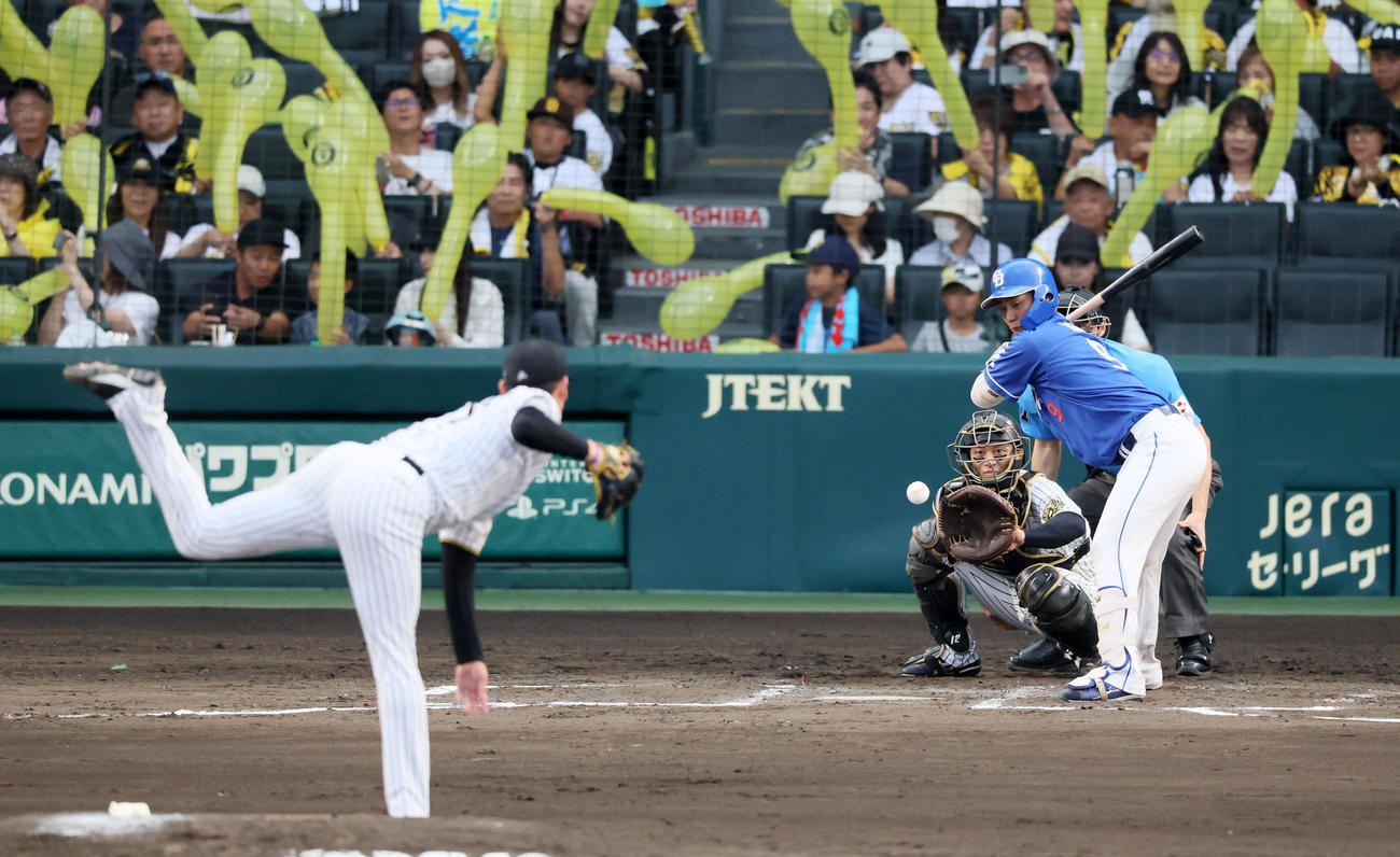 阪神対中日　7回表中日2死、三振に倒れる石伊。投手及川（撮影・加藤哉）