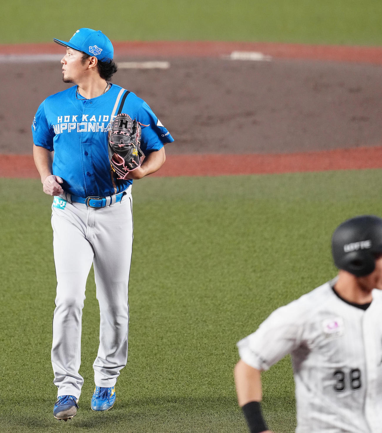 ロッテ対日本ハム　2回裏ロッテ2死一、三塁、打者佐藤の時、捕逸で三塁走者高部の生還を許す伊藤（撮影・鈴木みどり）
