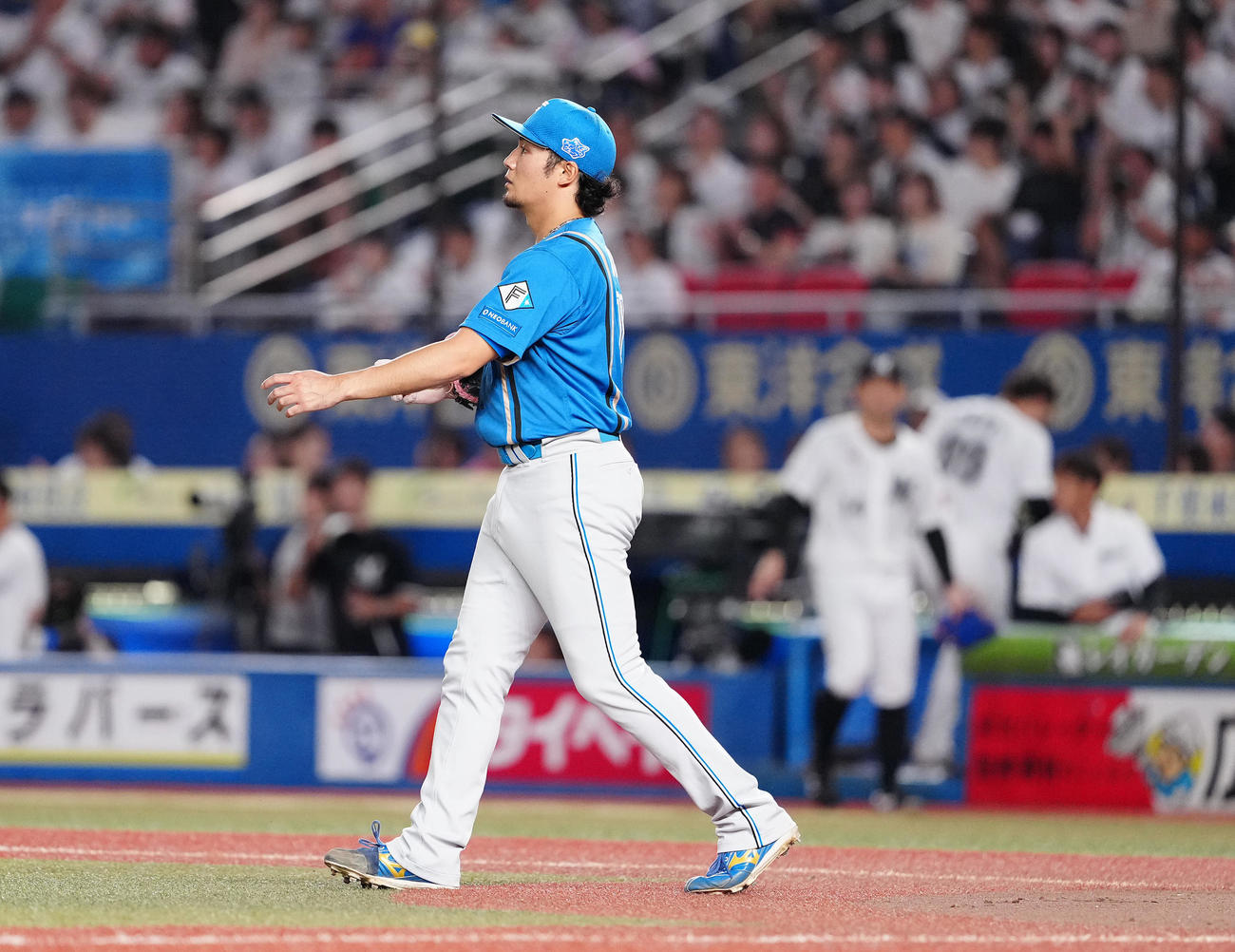 ロッテ対日本ハム　4回裏ロッテ1死二、三塁、山口に適時二塁打を浴び、浮かない表情の伊藤（撮影・鈴木みどり）