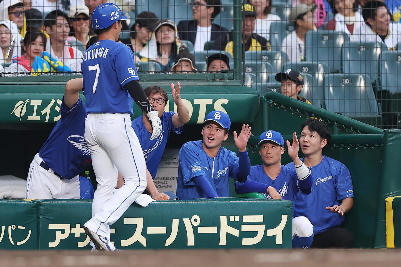 阪神対中日　8回表中日2死二塁、上林の適時二塁打で生還した福永を迎える金丸（中央）ら（撮影・前田充）