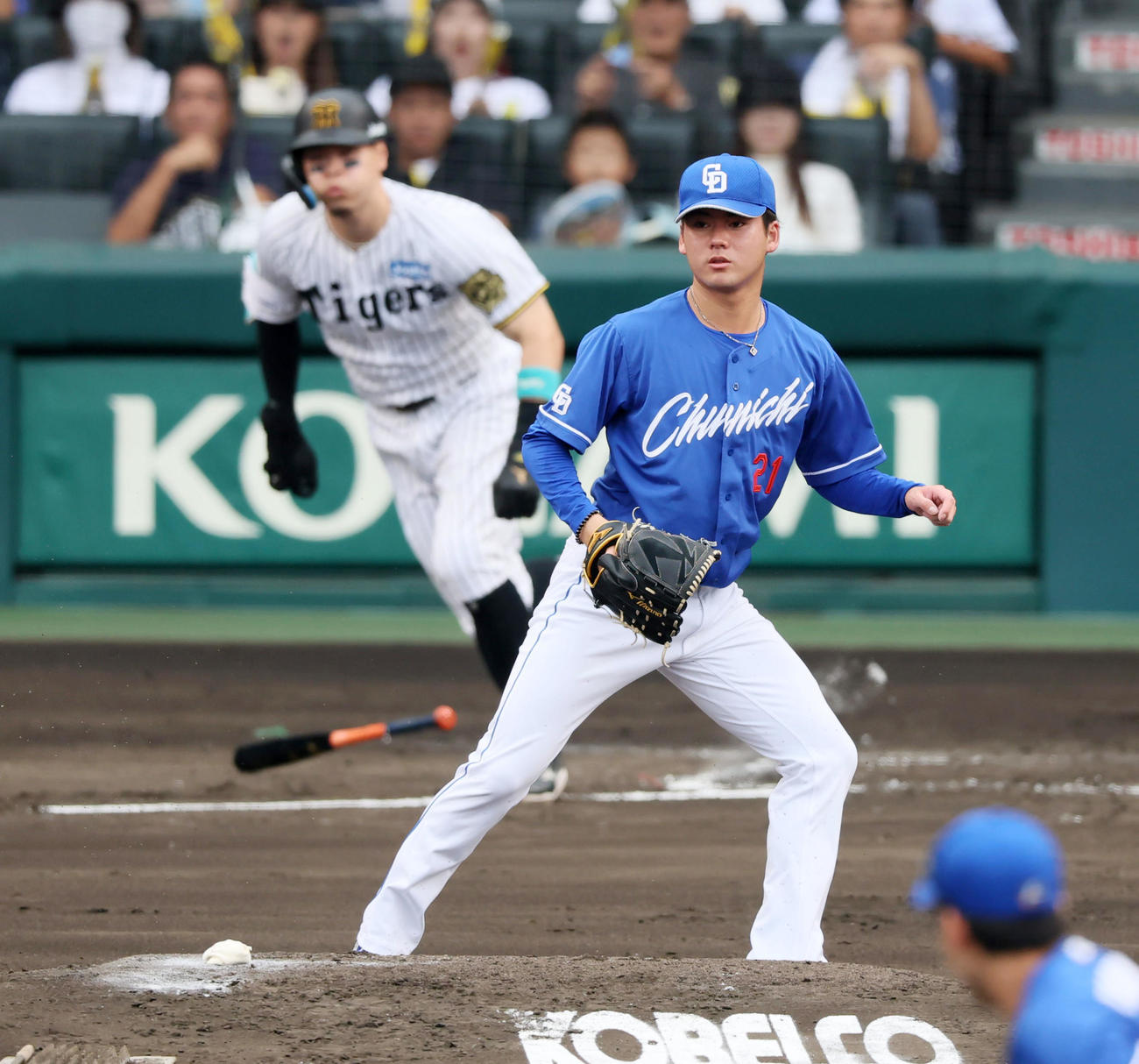 阪神対中日　1回裏阪神1死一、二塁、金丸は佐藤輝を遊ゴロに仕留める（撮影・加藤哉）