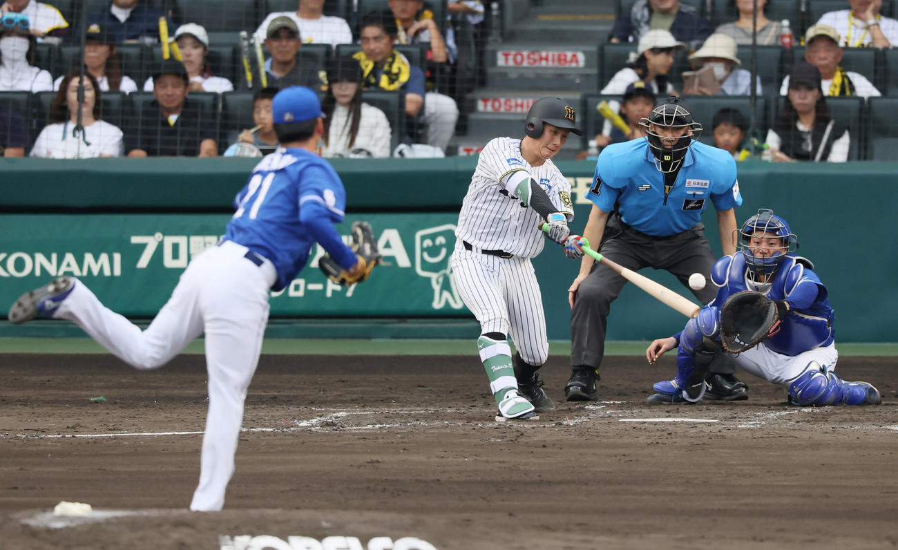 阪神対中日　2回裏阪神2死一塁、伊原は中前打を放つ。投手金丸（撮影・加藤哉）