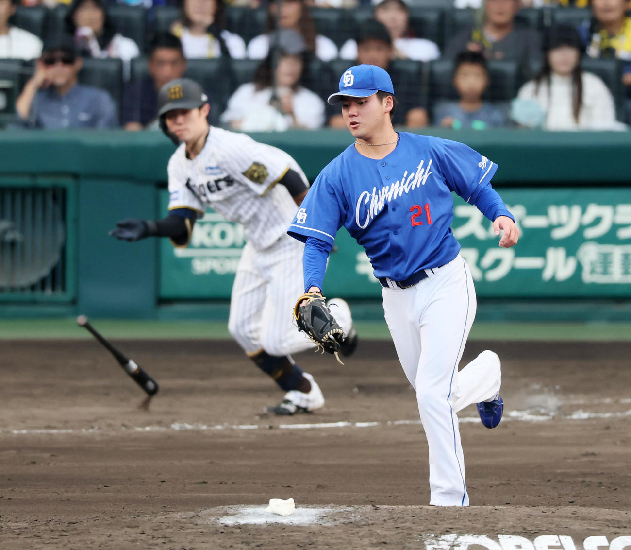 阪神対中日　5回裏阪神1死、金丸は中野の打球を捕球する（撮影・加藤哉）