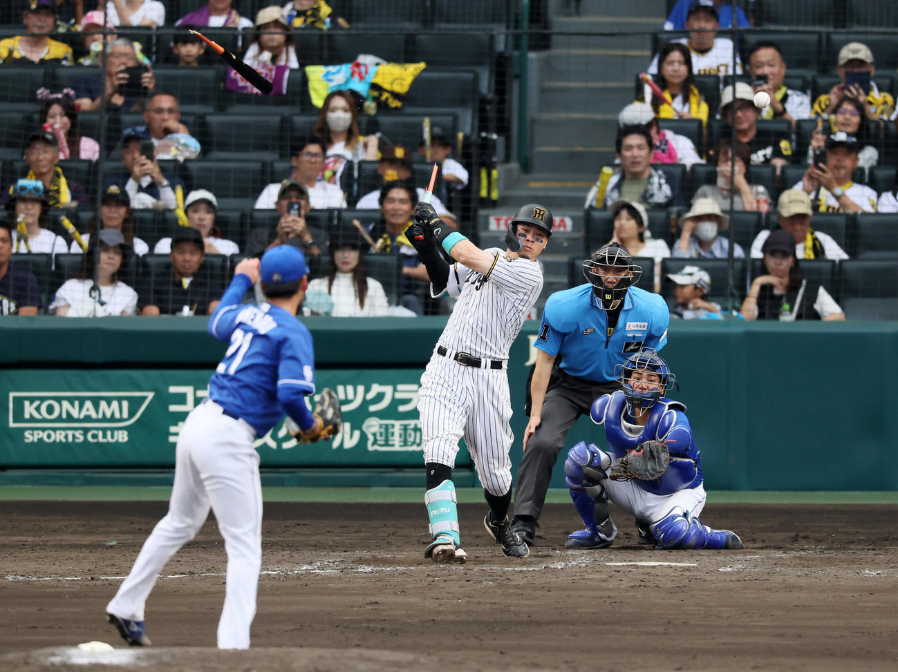 阪神対中日　5回裏阪神2死一塁、佐藤輝は左前打を放つ。投手金丸（撮影・加藤哉）
