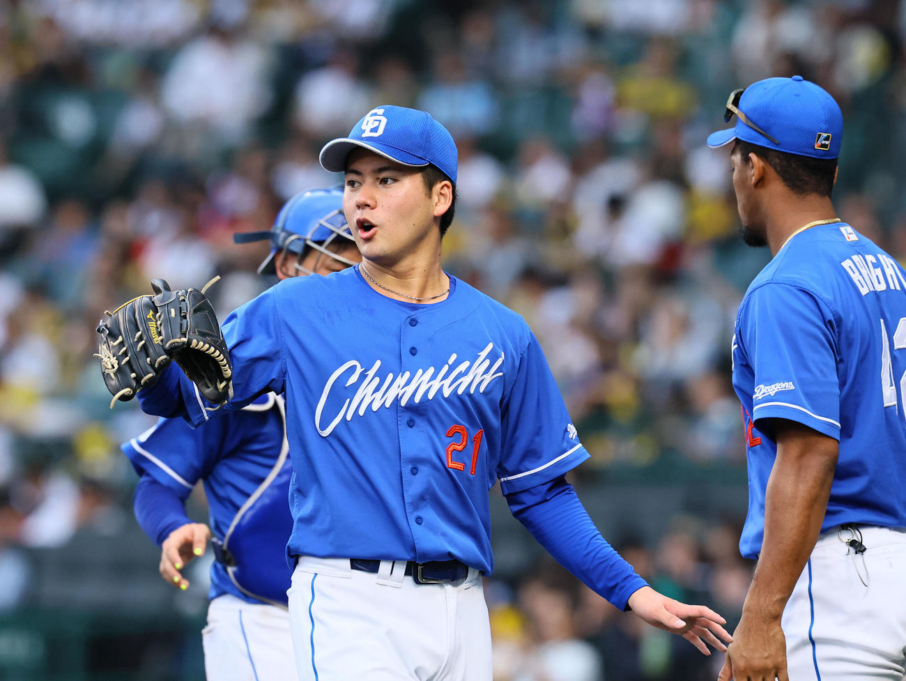 阪神対中日　7回を終え、野手とタッチを交わす中日金丸（撮影・藤尾明華）