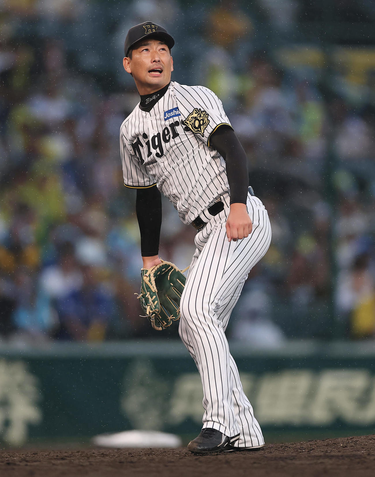 阪神対中日　9回表中日無死一塁、ボスラーに適時三塁打を許す岩崎（撮影・前田充）