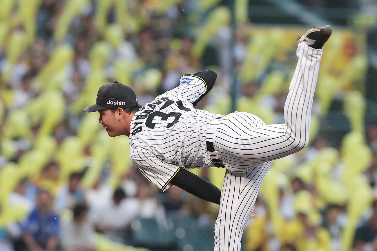 阪神対中日　7回表、ジェット風船を背に力投する阪神及川（撮影・前田充）