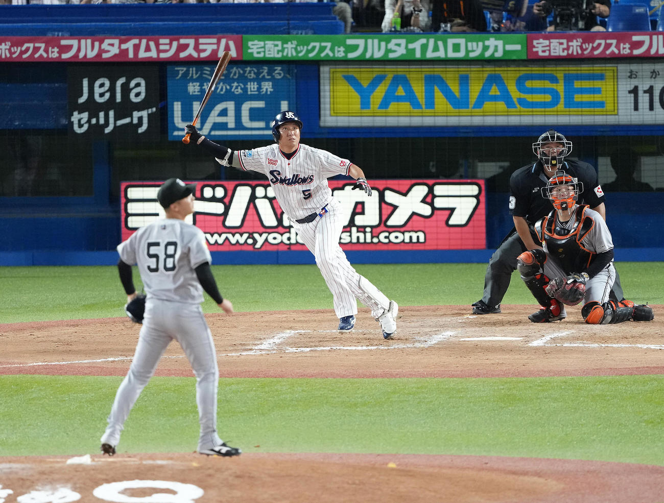 ヤクルト対巨人　7回裏ヤクルト2死、代打川端は左飛に倒れる。投手船迫（撮影・足立雅史）