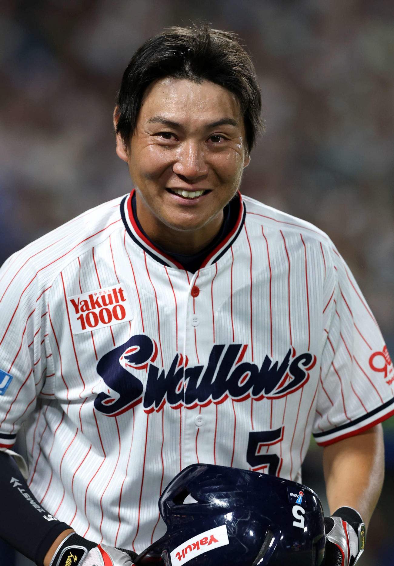 ヤクルト対巨人　7回裏ヤクルト2死、代打川端は左飛に倒れ、スタンドの声援に涙ぐみあいさつする（撮影・浅見桂子）