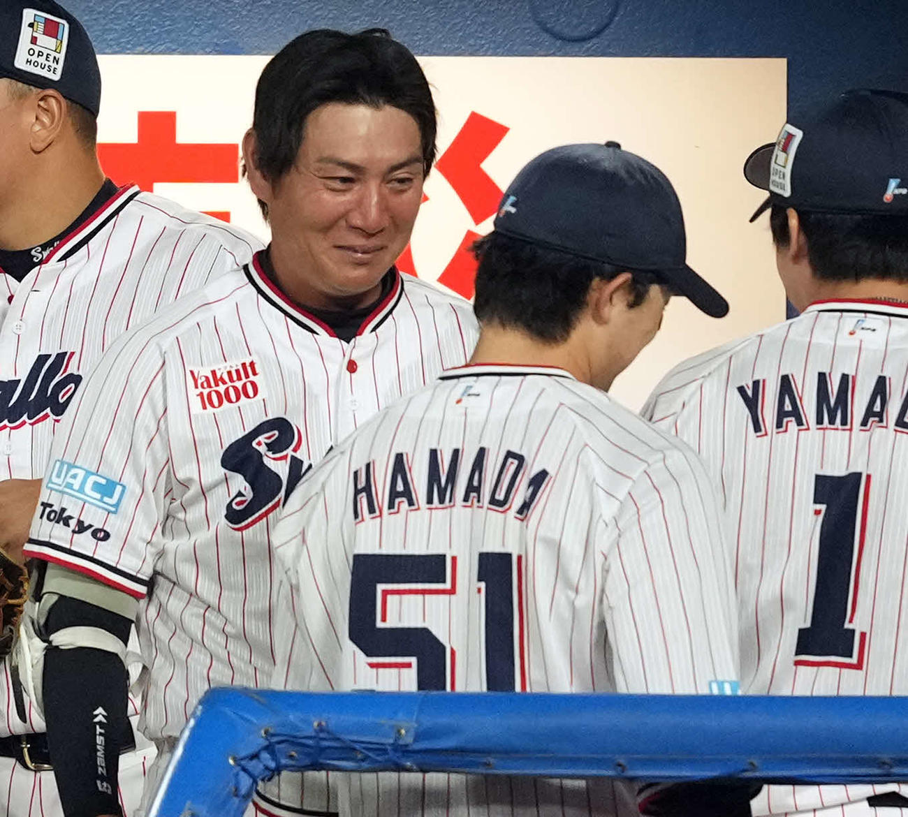ヤクルト対巨人　現役最終打席を終え涙するヤクルト川端（撮影・たえ見朱実）