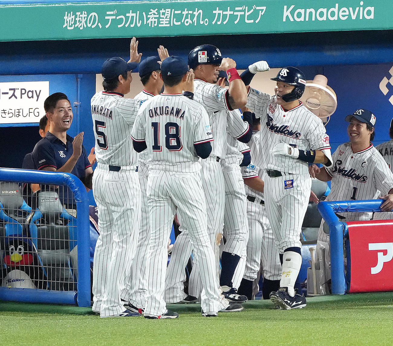ヤクルト対巨人　4回裏ヤクルト2死二塁、中村（右）は左越え2点本塁打を放ち笑顔でタッチを交わす（撮影・足立雅史）
