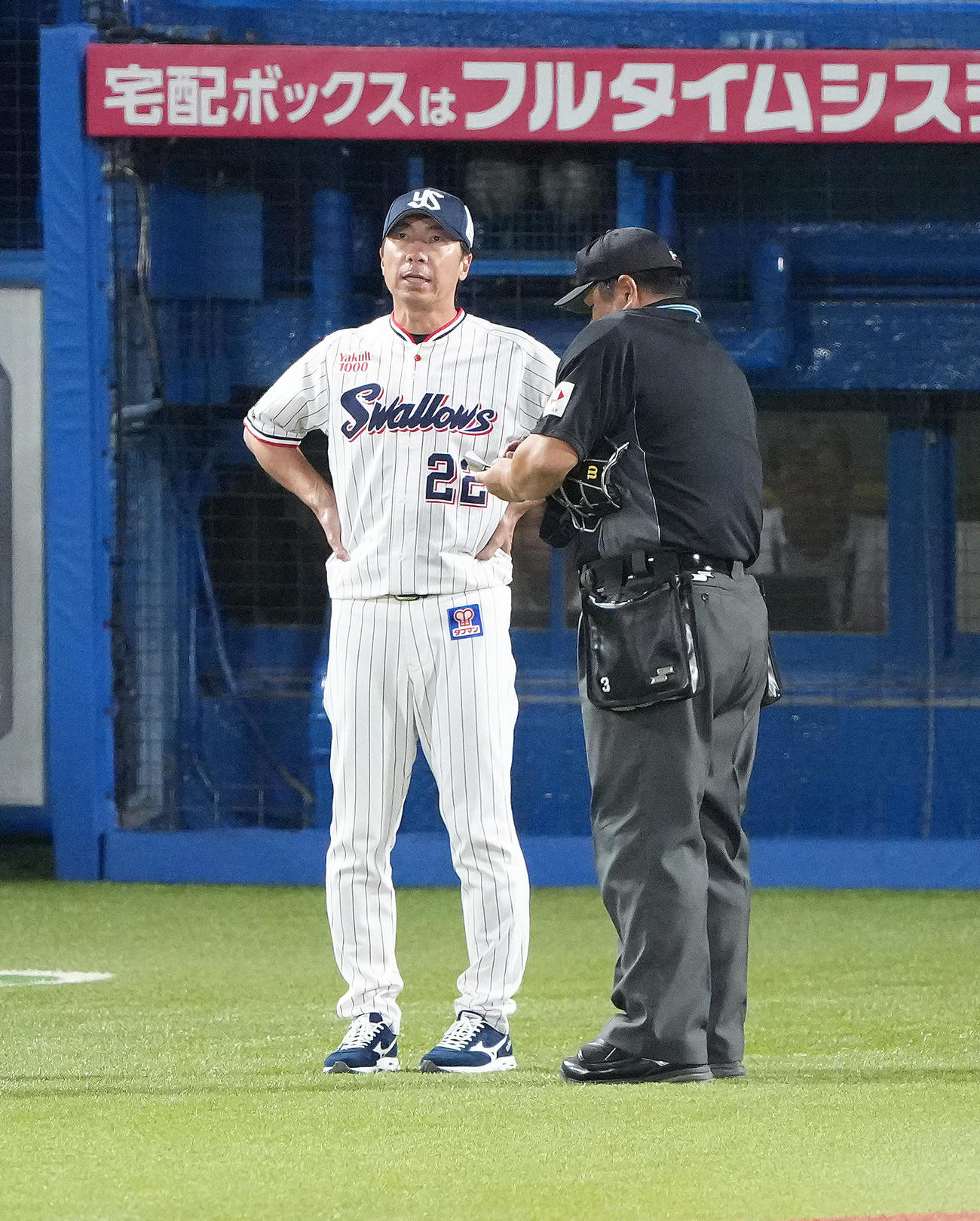 ヤクルト対巨人　選手交代を告げるヤクルト高津監督（撮影・足立雅史）
