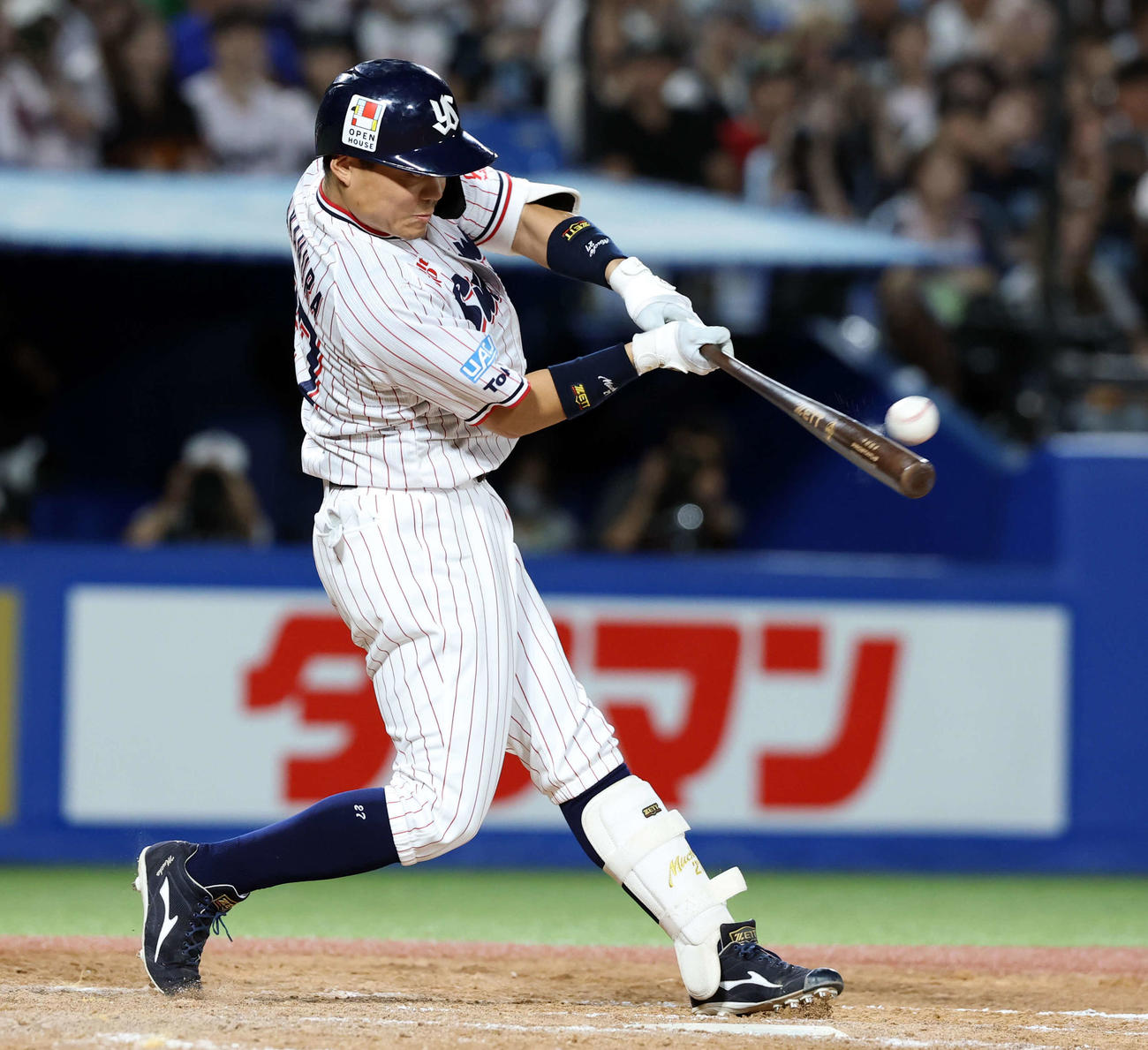 ヤクルト対巨人　4回裏ヤクルト2死二塁、中村は2点本塁打を放つ（撮影・浅見桂子）