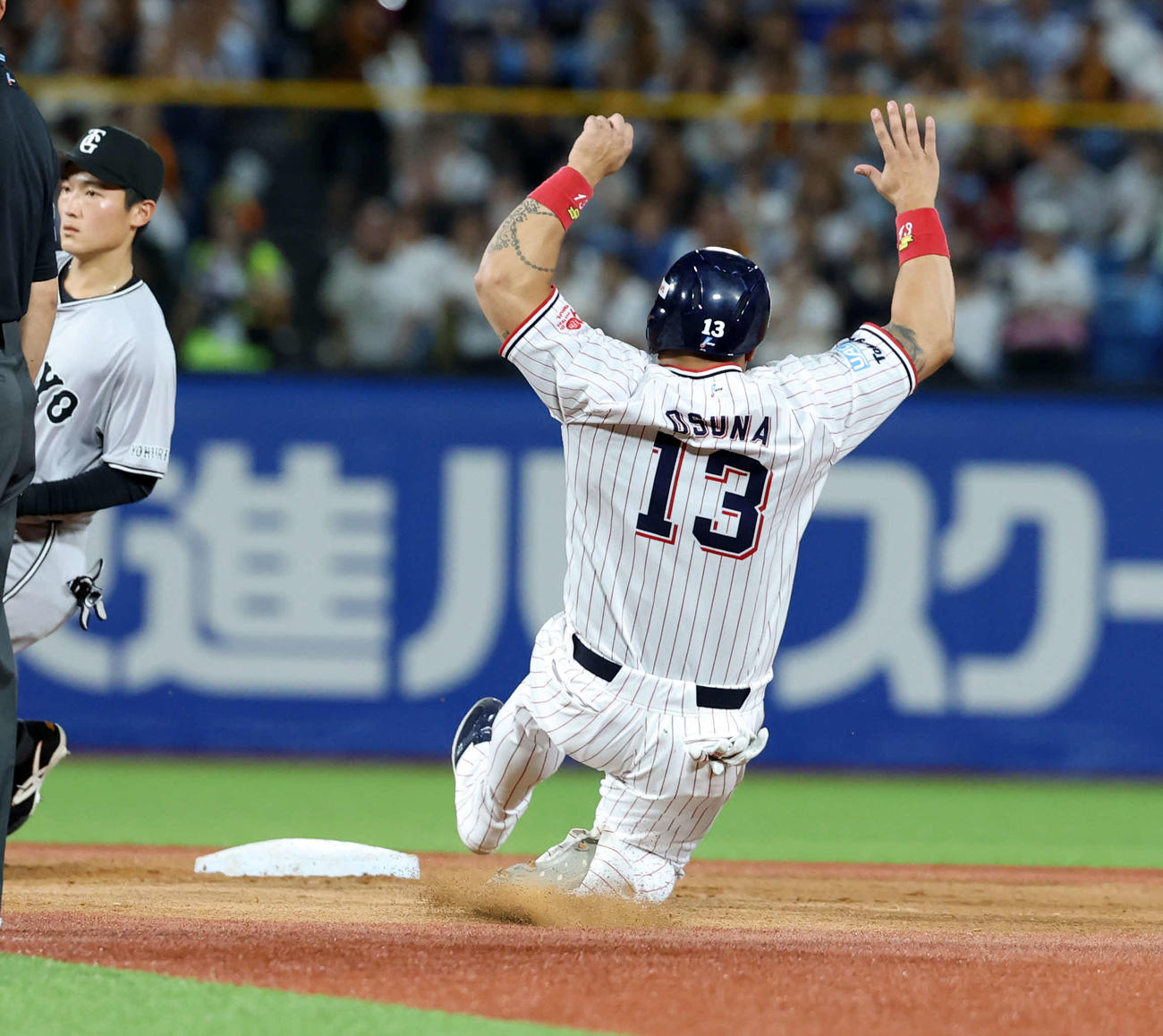 ヤクルト対巨人　4回裏ヤクルト1死一塁、オスナは二塁盗塁を決める（撮影・浅見桂子）