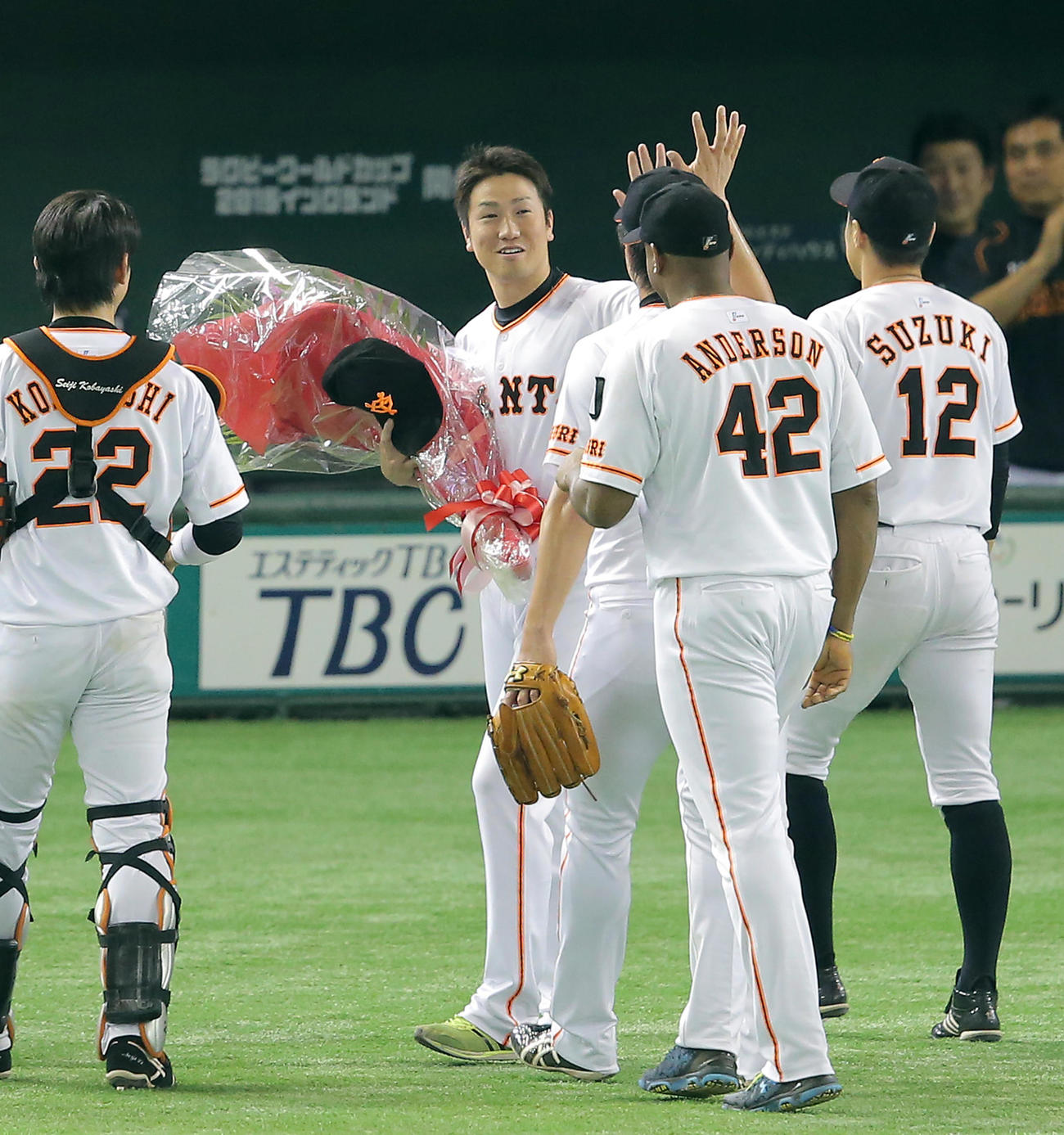 15年9月26日、ヤクルト戦で250ホールドを達成した山口（中央）は受け取った花束を手にナインからの祝福に応える