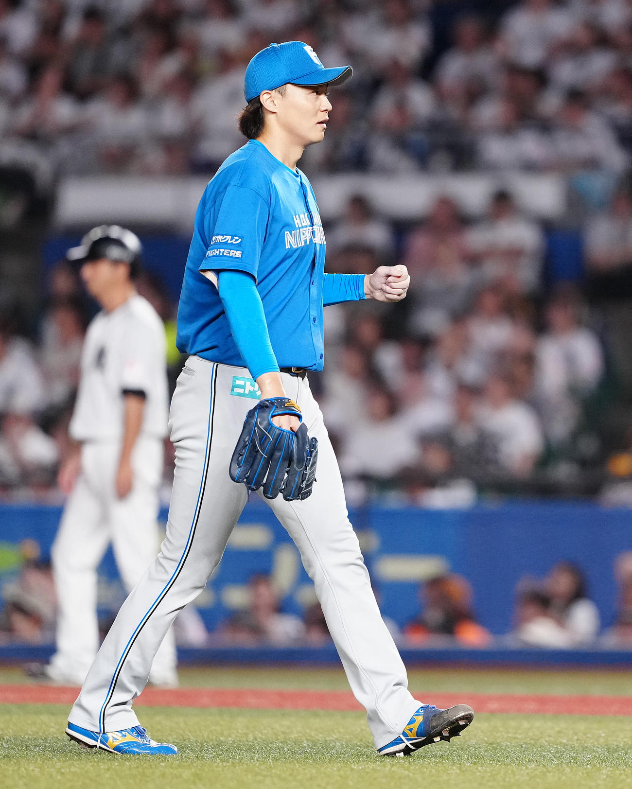 ロッテ対日本ハム　7回裏ロッテ2死二、三塁、友杉を左飛に仕留め、ガッツポーズする山崎（撮影・鈴木みどり）