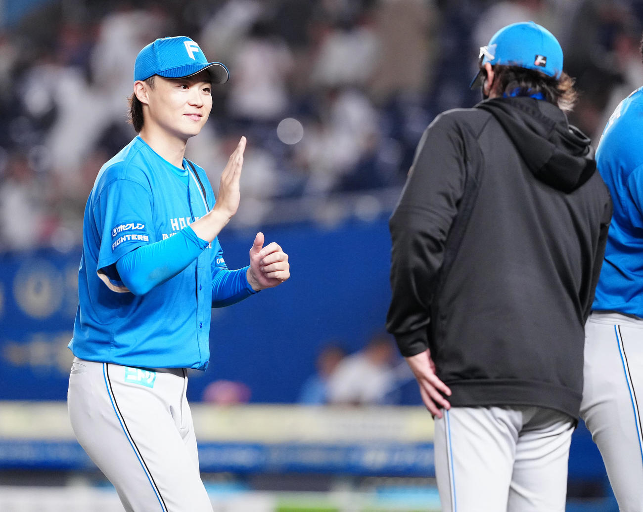 ロッテ対日本ハム　ロッテに勝利し、新庄監督（右）とタッチを交わす日本ハム山崎（撮影・鈴木みどり）