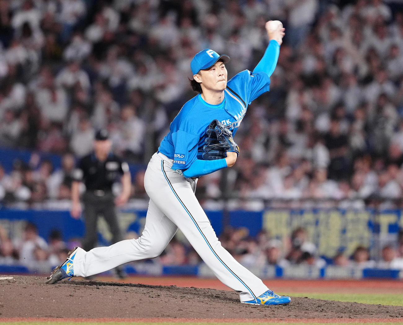 ロッテ対日本ハム　7回裏から2番手で登板した日本ハム山崎（撮影・鈴木みどり）