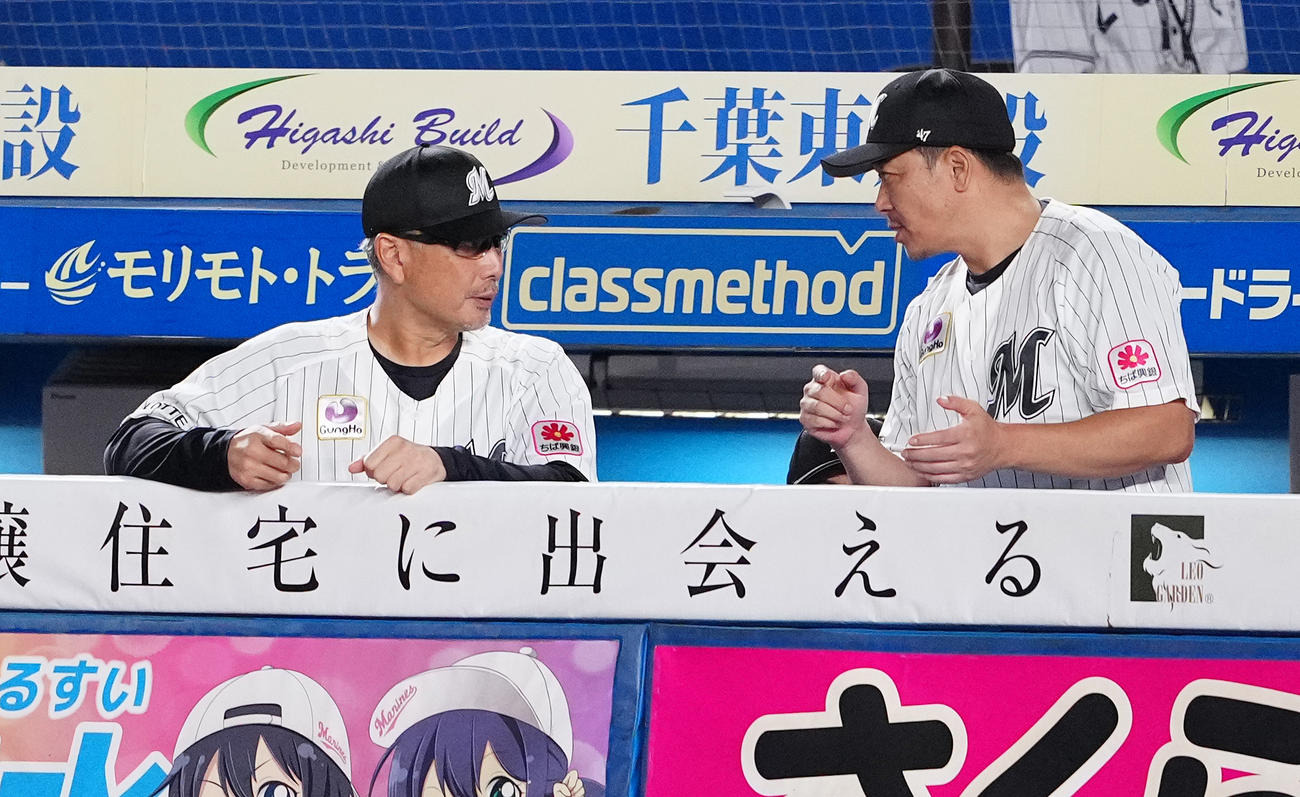 ロッテ対日本ハム　9回裏、サブローヘッドコーチ（右）と話すロッテ吉井監督（撮影・鈴木みどり）