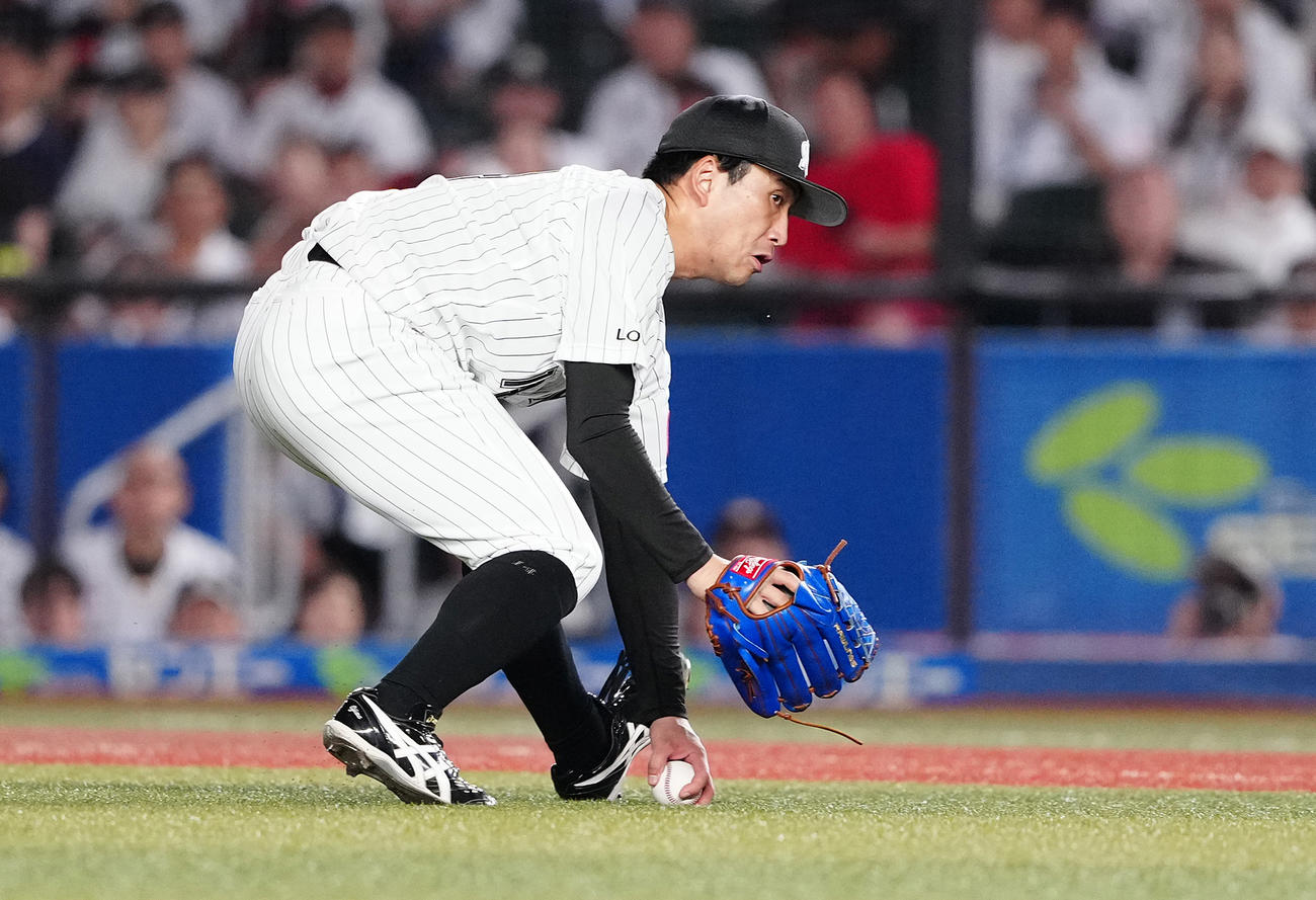 ロッテ対日本ハム　4回表日本ハム1死三塁、山県の打球を捕球し一塁へ送球する小島（撮影・鈴木みどり）