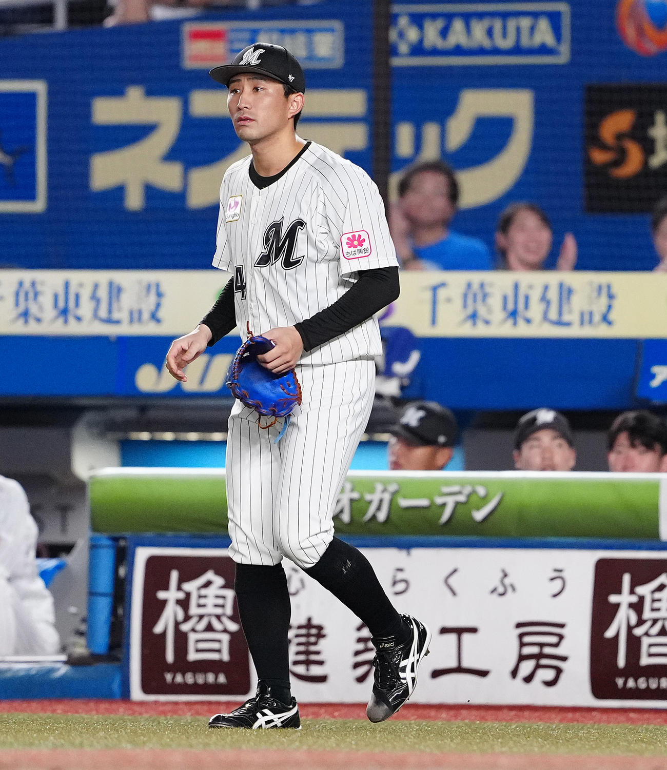 ロッテ対日本ハム　4回表、治療を終えマウンドへ戻るロッテ小島（撮影・鈴木みどり）