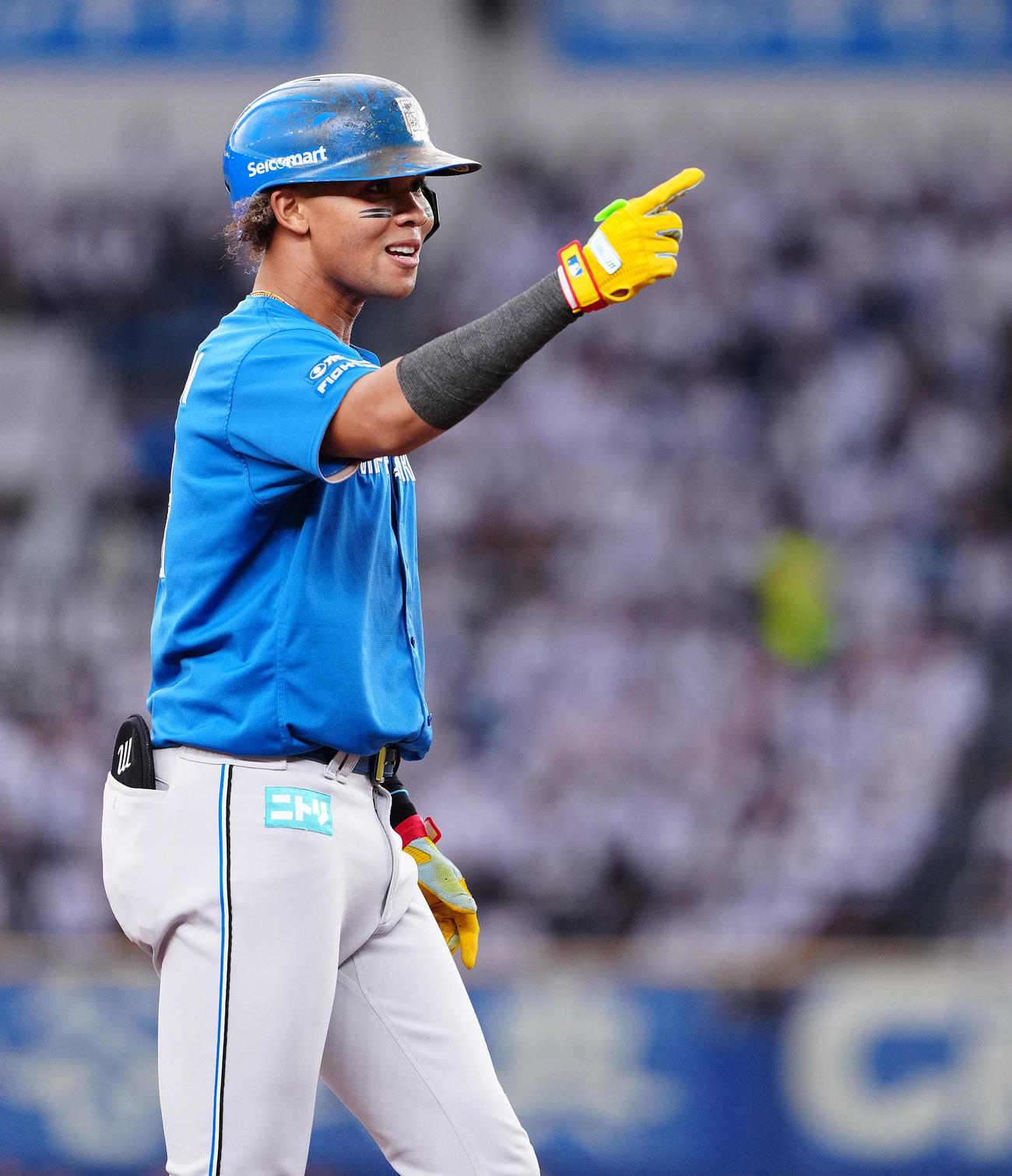 ロッテ対日本ハム　2回表日本ハム無死、三塁打を放った水谷はベンチに向かって指をさす（撮影・鈴木みどり）