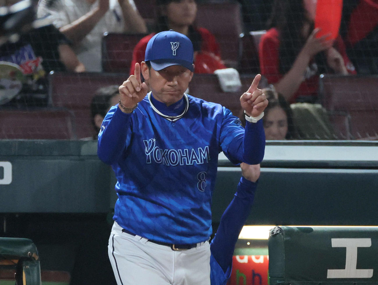 広島対DeNA 7回表DeNA1死一、二塁、蝦名の内野ゴロゲッツーにリクエストする三浦監督（撮影・加藤孝規）