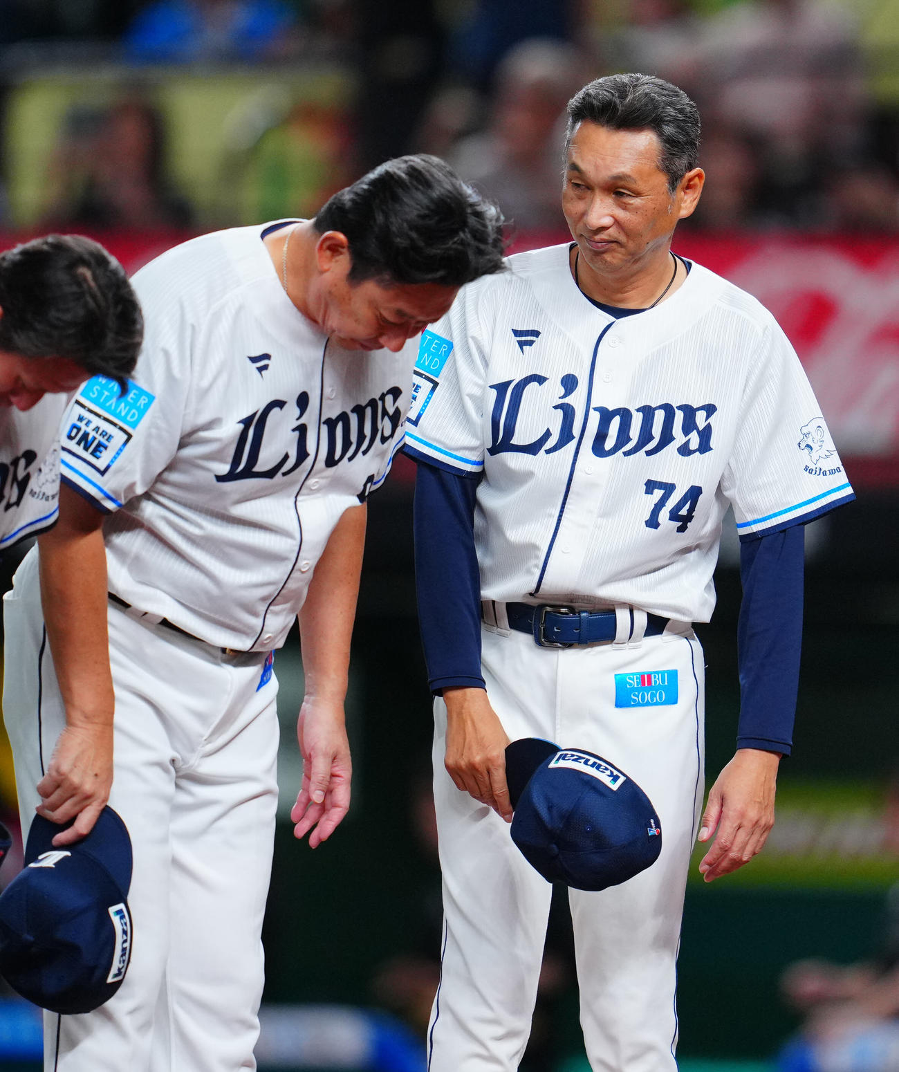 西武対ソフトバンク　ソフトバンクに敗れファンにあいさつする西武西口監督（右）（撮影・垰建太）