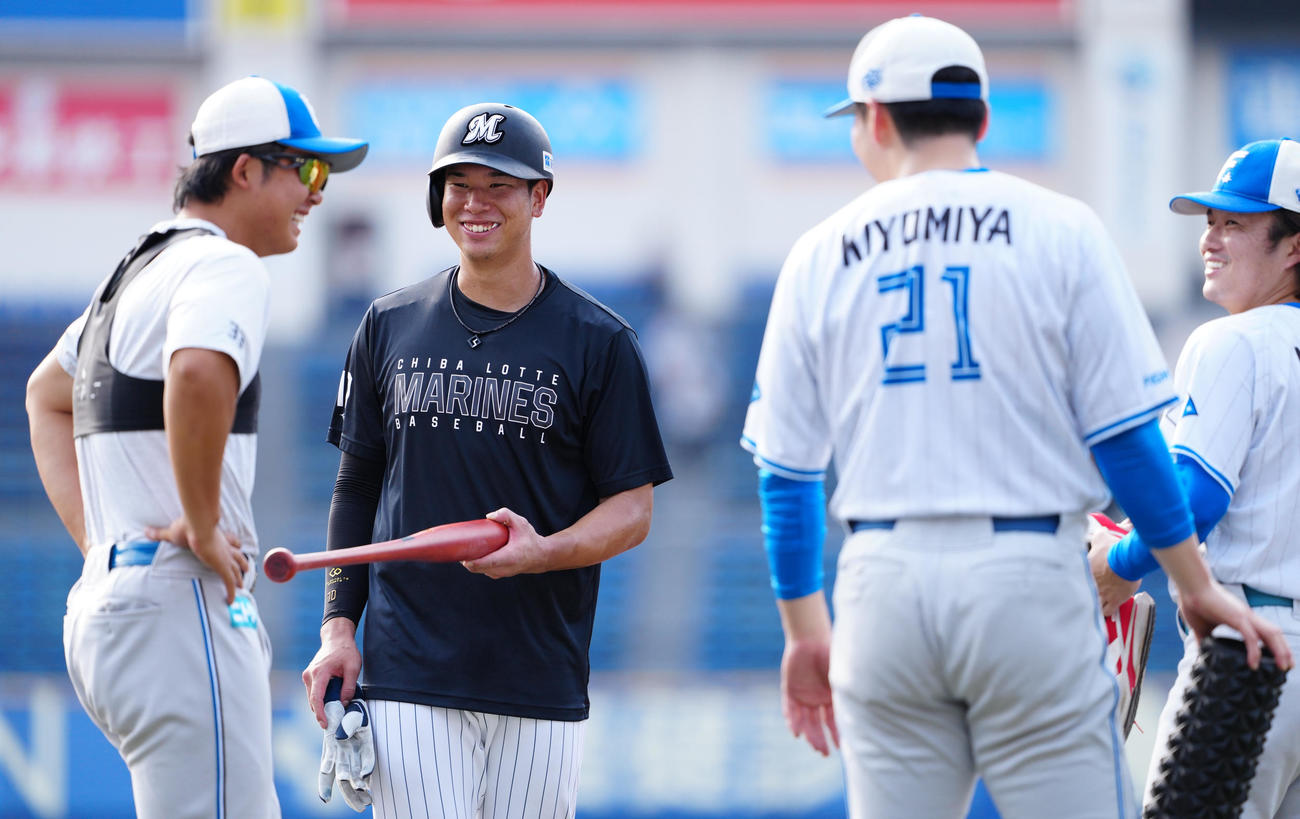 ロッテ対日本ハム　試合前練習で談笑するロッテ上田（左から2人目）、日本ハム進藤（左）、奈良間（右）、清宮幸（撮影・鈴木みどり）