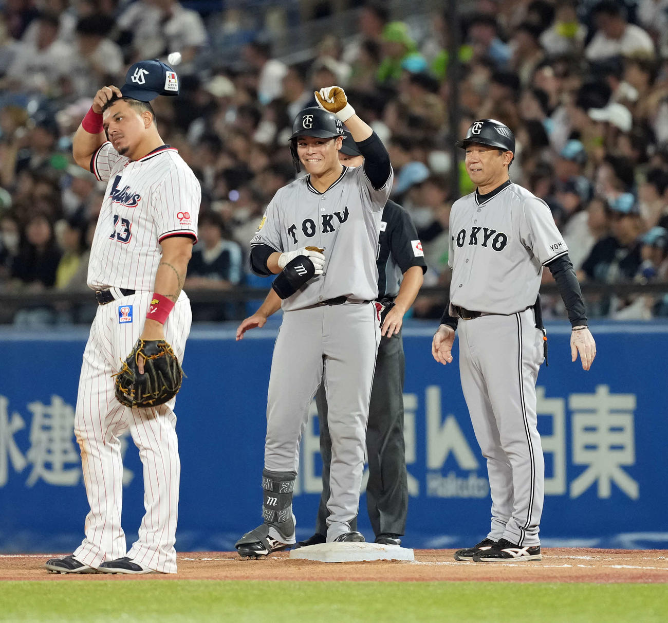 ヤクルト対巨人　8回表巨人2死一、三塁、同点の適時打を放ち笑顔でポーズを決める中山（撮影・たえ見朱実）