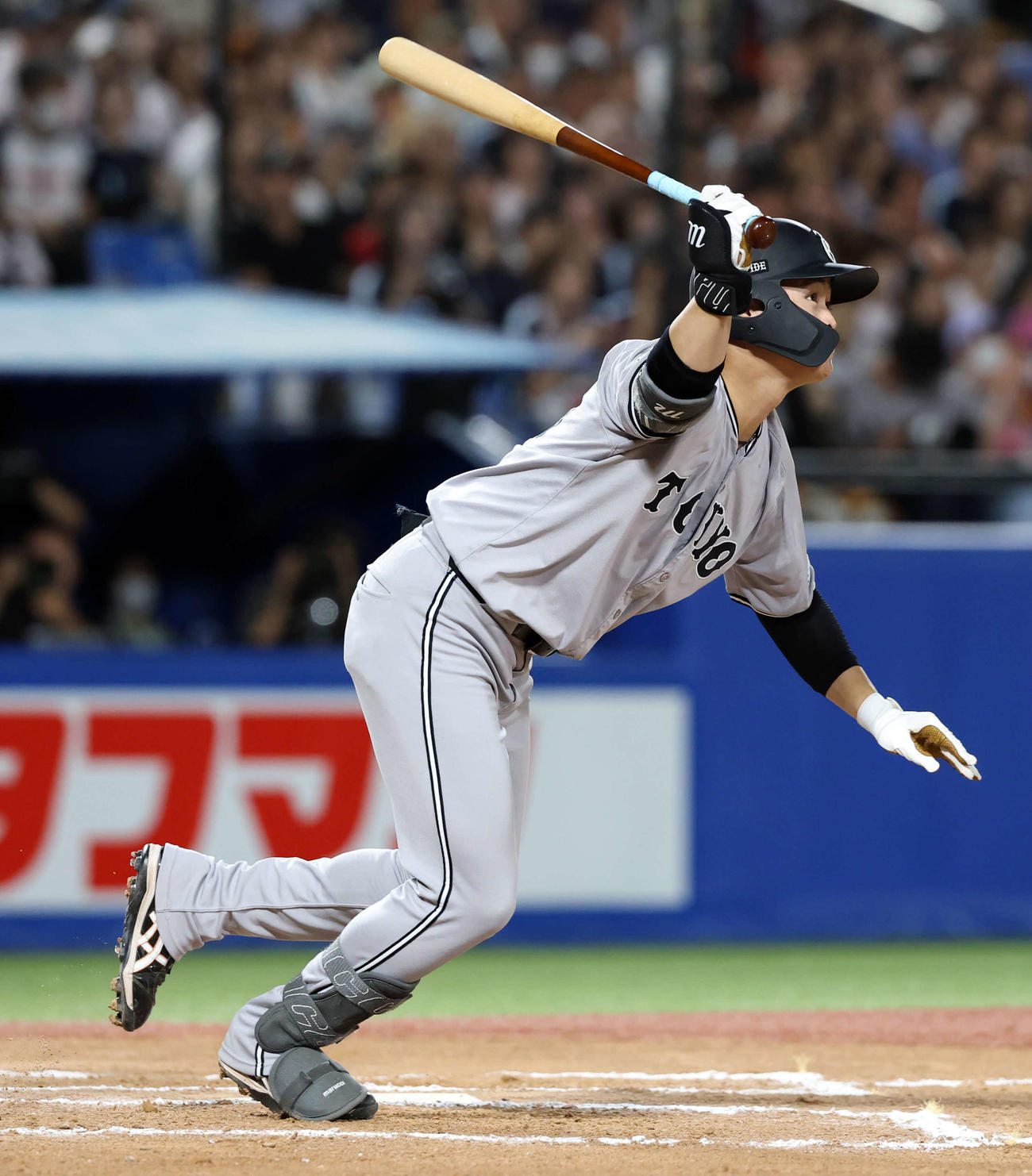 ヤクルト対巨人　6回表巨人2死一、三塁、中山は適時二塁打を放つ（撮影・浅見桂子）