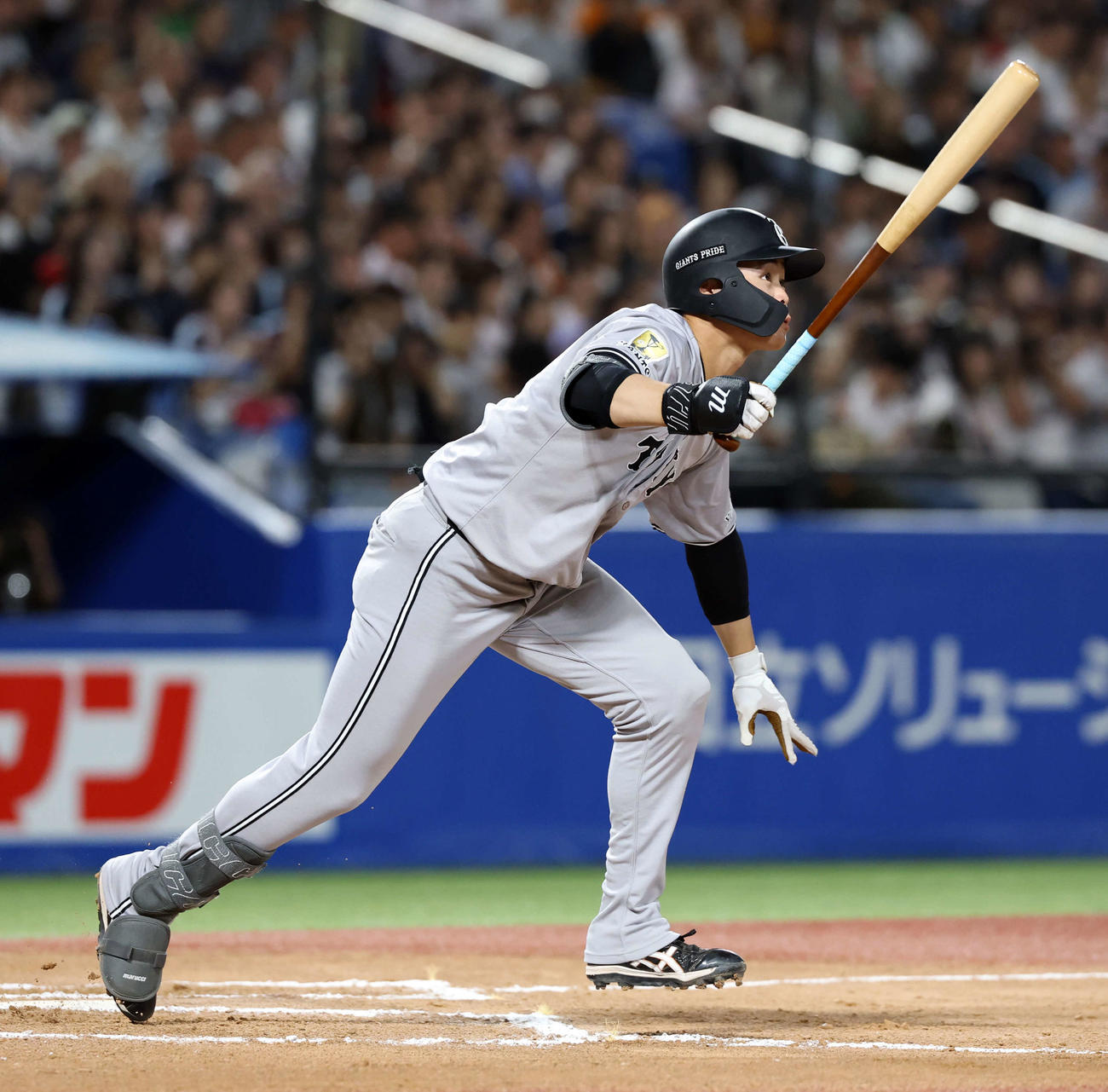 ヤクルト対巨人　6回表巨人2死一、三塁、中山は適時二塁打を放つ（撮影・浅見桂子）