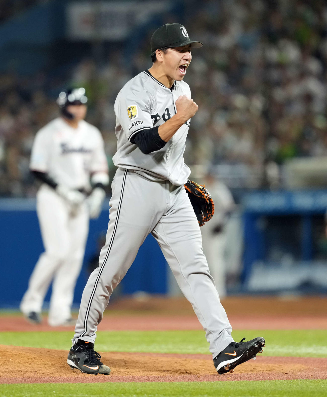 ヤクルト対巨人　8回裏を無失点に抑えガッツポーズを決める巨人大勢（撮影・たえ見朱実）