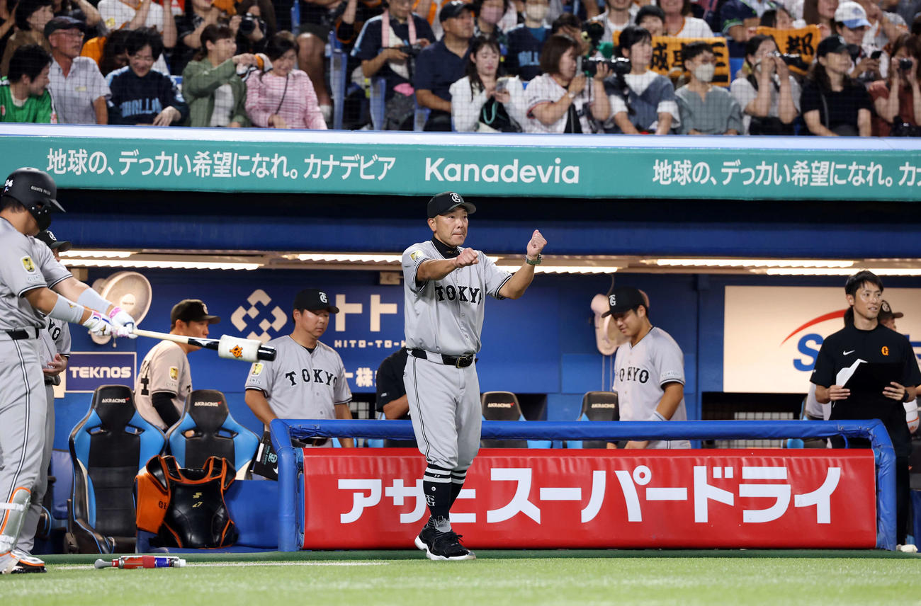 ヤクルト対巨人　8回表巨人2死一、二塁、代打を送る阿部監督（撮影・浅見桂子）