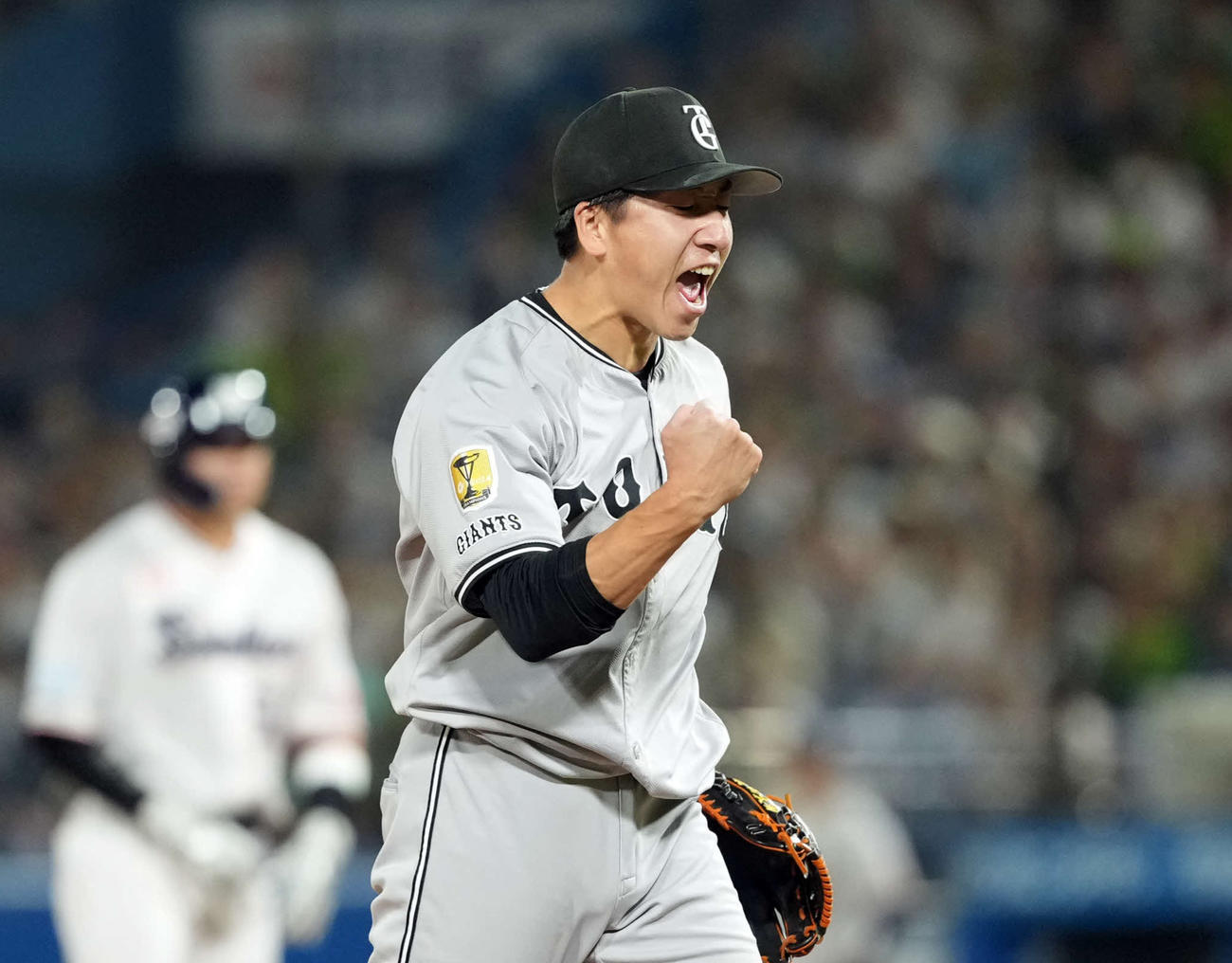 ヤクルト対巨人　8回裏を無失点に抑えガッツポーズを決める巨人大勢（撮影・たえ見朱実）