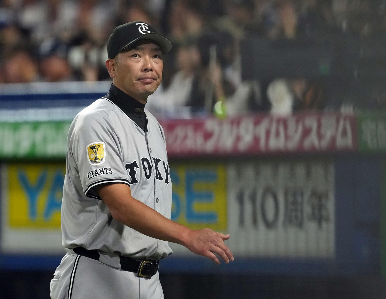 ヤクルト対巨人　12回表に得点が入らず、厳しい表情の巨人阿部監督（撮影・たえ見朱実）