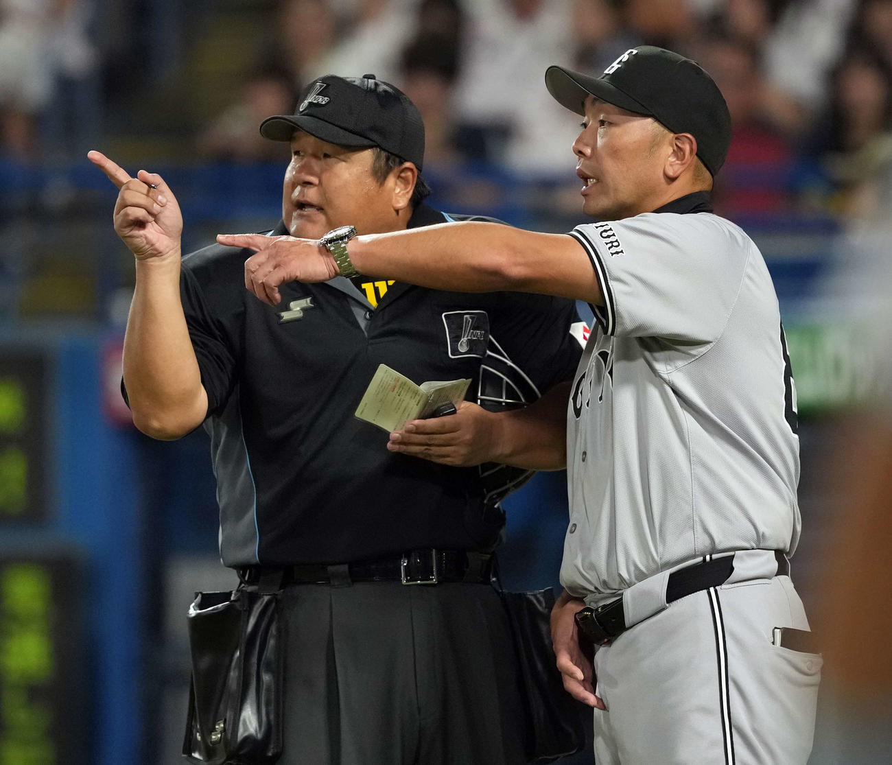 ヤクルト対巨人　8回裏、選手交代を告げる巨人阿部監督（撮影・たえ見朱実）