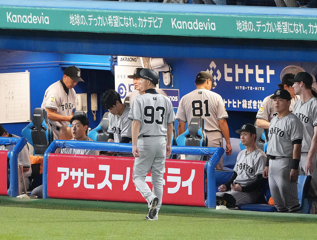 ヤクルト対巨人　12回表の攻撃を無得点で終え、この日の勝ちがなくなった巨人阿部監督（左端）（撮影・足立雅史）