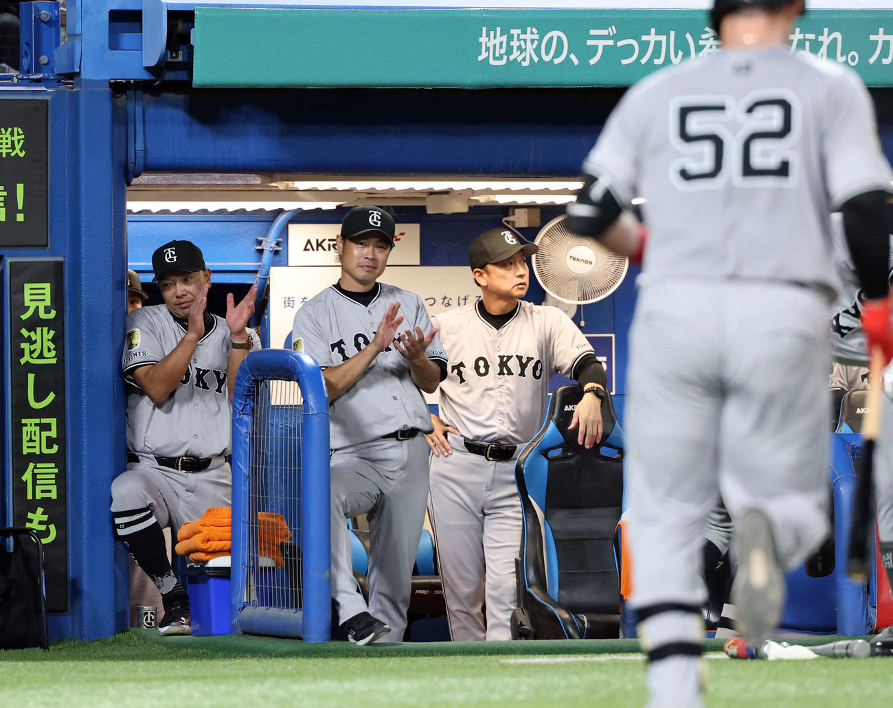 ヤクルト対巨人　6回表巨人1死一塁、リチャード（手前）が右飛に倒れ悔しそうに拍手する阿部監督（左）（撮影・浅見桂子）