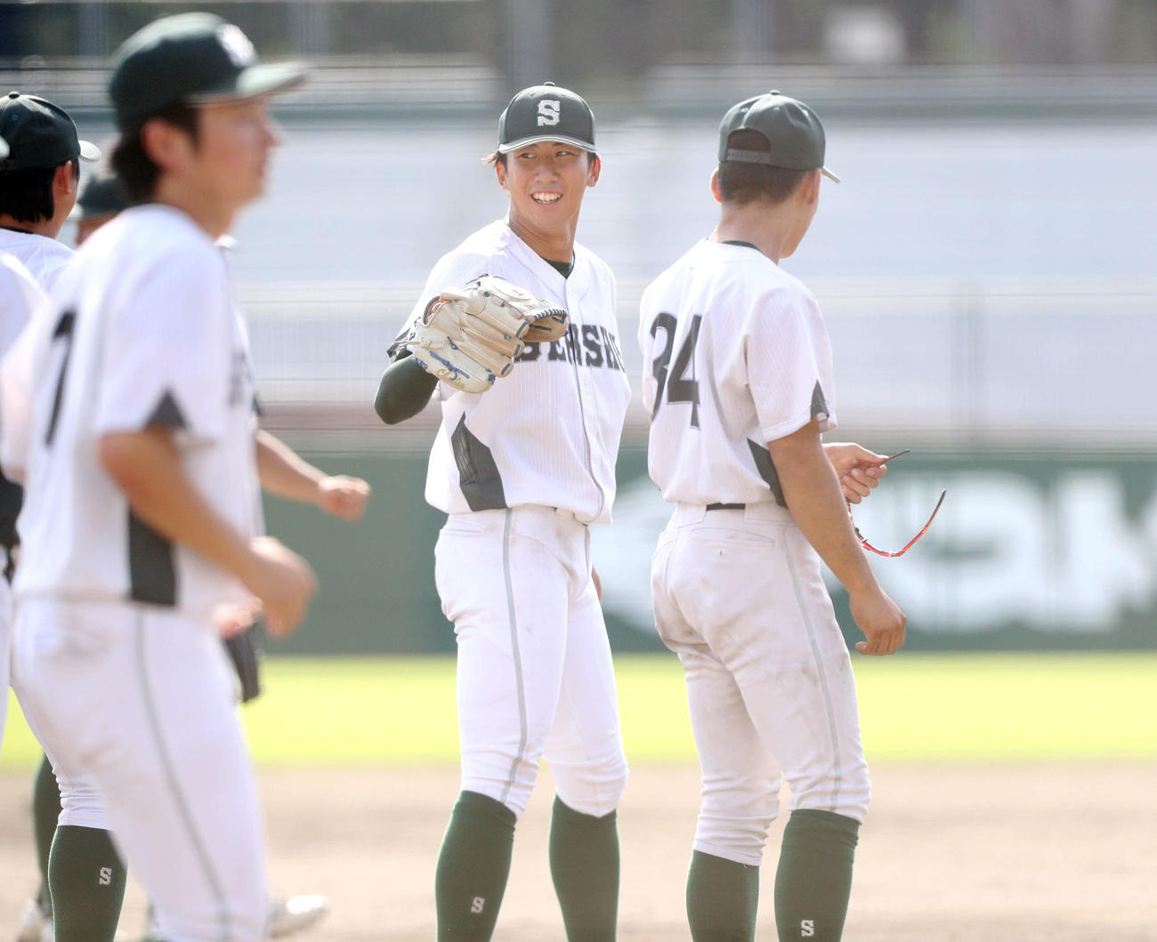 石巻専大対福島大　仲間と勝利を喜ぶ石巻専大・尾身（撮影・木村有優）
